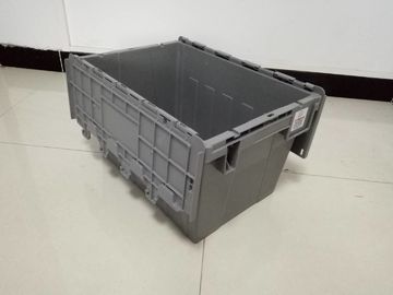 운송을 위해 쌓인 노란 플라스틱 저장 빈 부착된 덮개